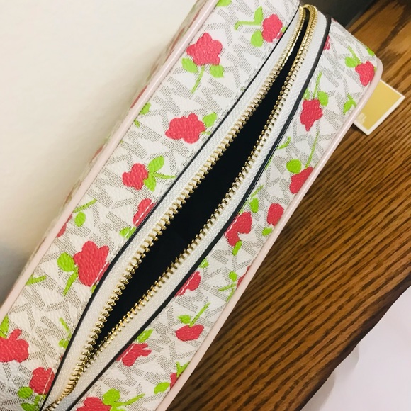 Michael kors toiletry bag. - Picture 11 of 12